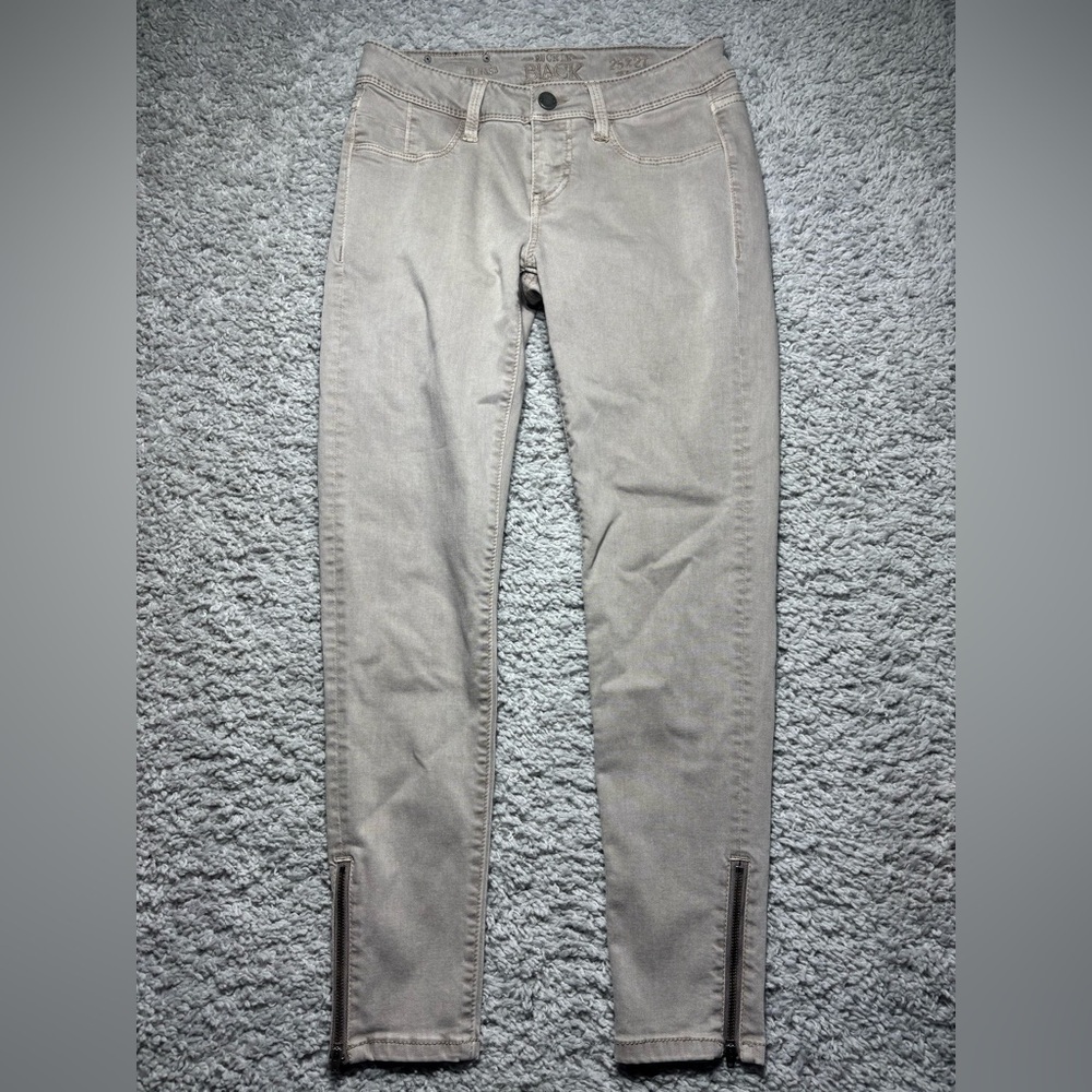 Buckle Skinny Jeans in Light Taupe
